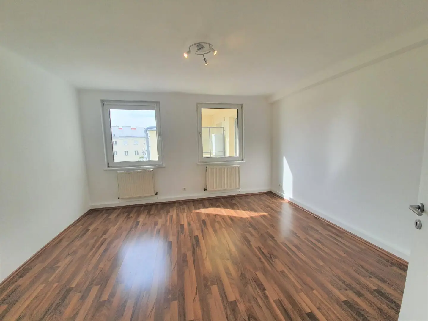 PRICE REDUCED - quiet 2-room LOGGIA apartment with potential - NESTROYPLATZ