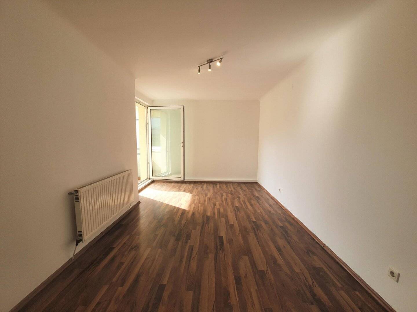 NESTROYPLATZ  -  Schöne 2-Zimmer-Loggia-Wohnung mit Potenzial