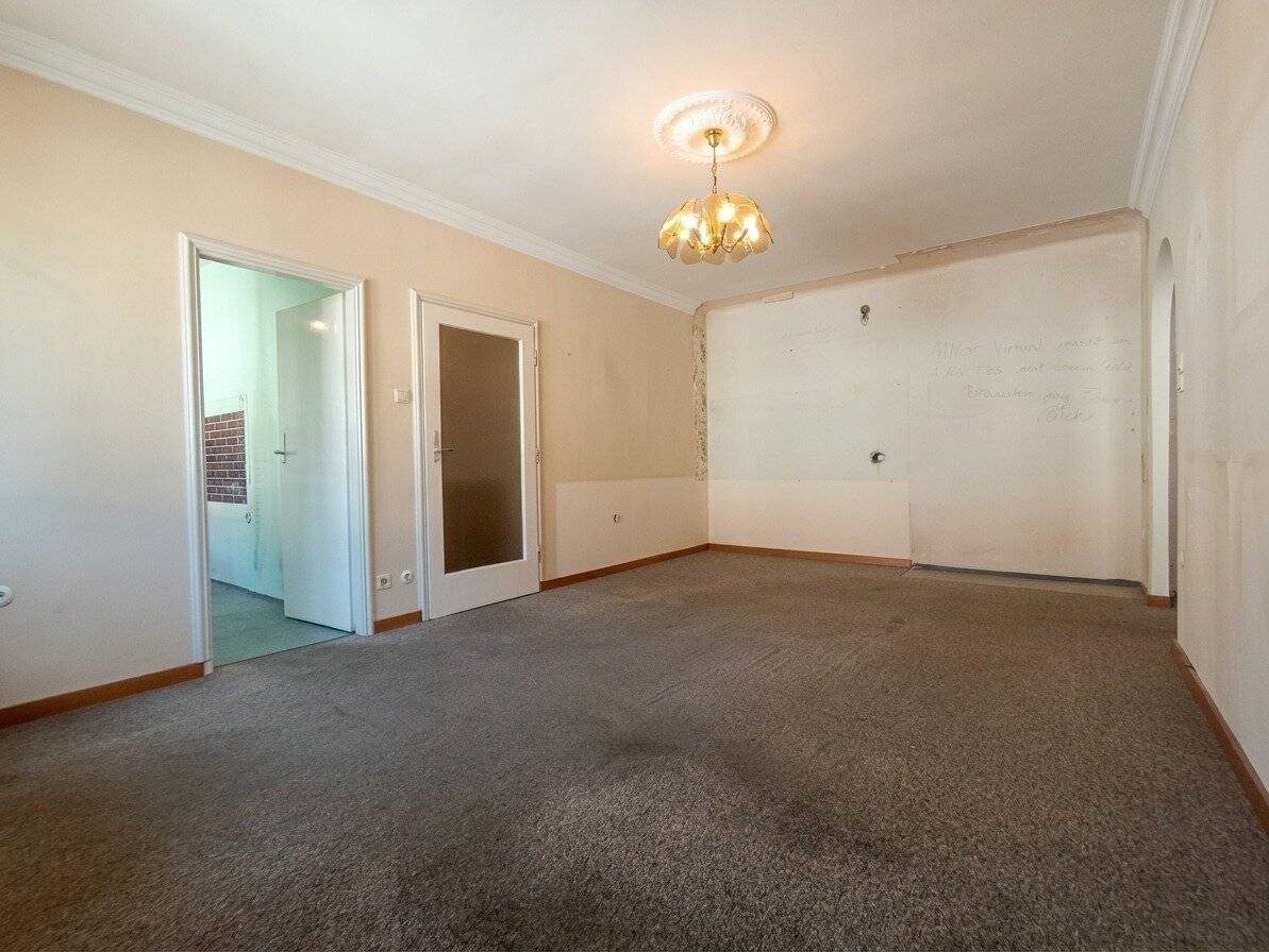 Charming 3-room apartment with potential and courtyard location Near Stadthalle &amp; U6 Burggasse/U3 Schweglerstraße Parking optionally available