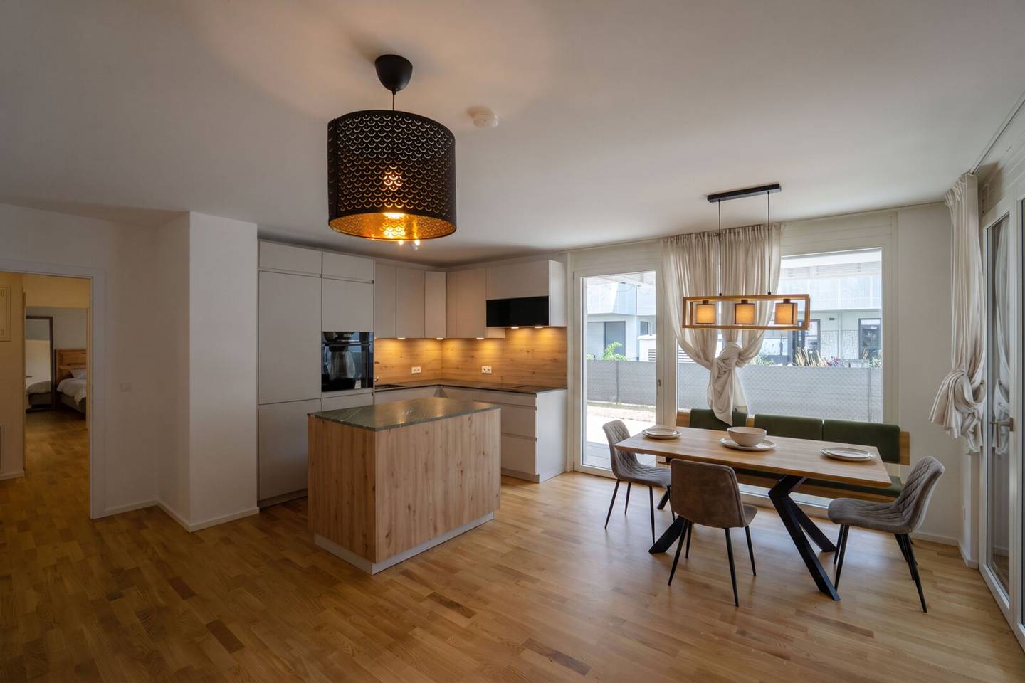 Neuwertige 3-Zimmer-Wohnung unweit Auhofcenter mit 95 m² Eigengarten, Wellnessbereich &amp; Top-Anbindung