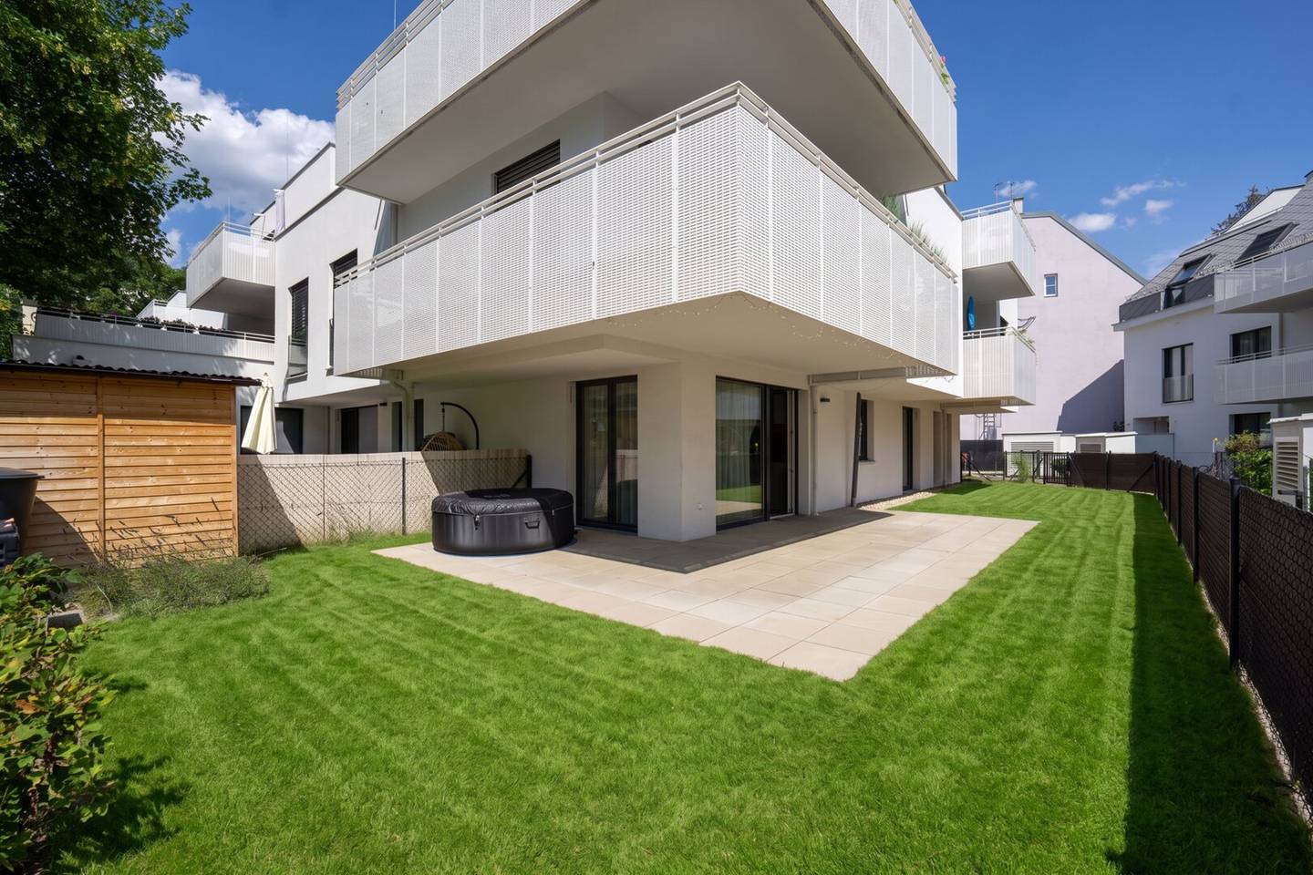 Neuwertige 3-Zimmer-Wohnung unweit Auhofcenter mit 95 m² Eigengarten, Wellnessbereich &amp; Top-Anbindung