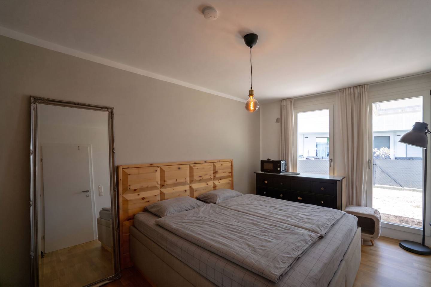 Neuwertige 3-Zimmer-Wohnung unweit Auhofcenter mit 95 m² Eigengarten, Wellnessbereich &amp; Top-Anbindung