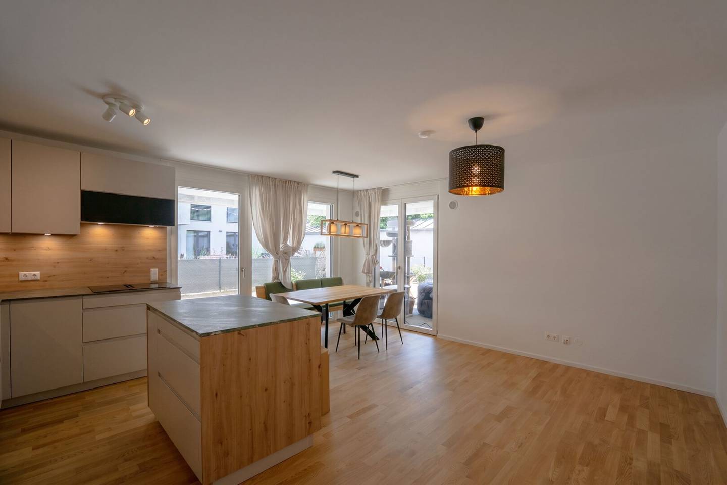 Neuwertige 3-Zimmer-Wohnung unweit Auhofcenter mit 95 m² Eigengarten, Wellnessbereich &amp; Top-Anbindung