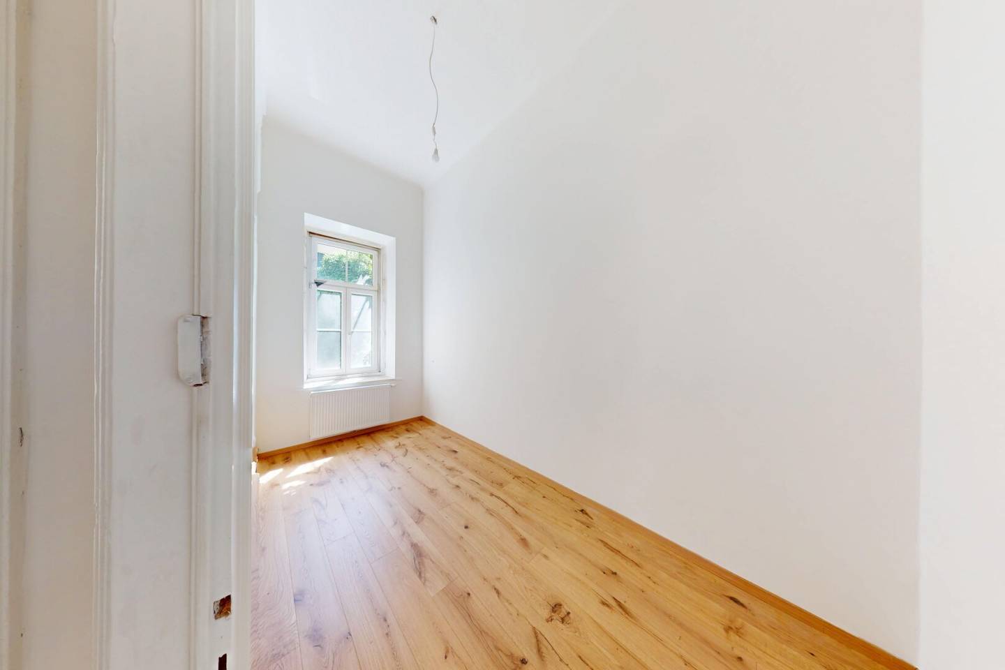 Freshly renovated and well located: Light-flooded 2-room garden apartment near the Augarten