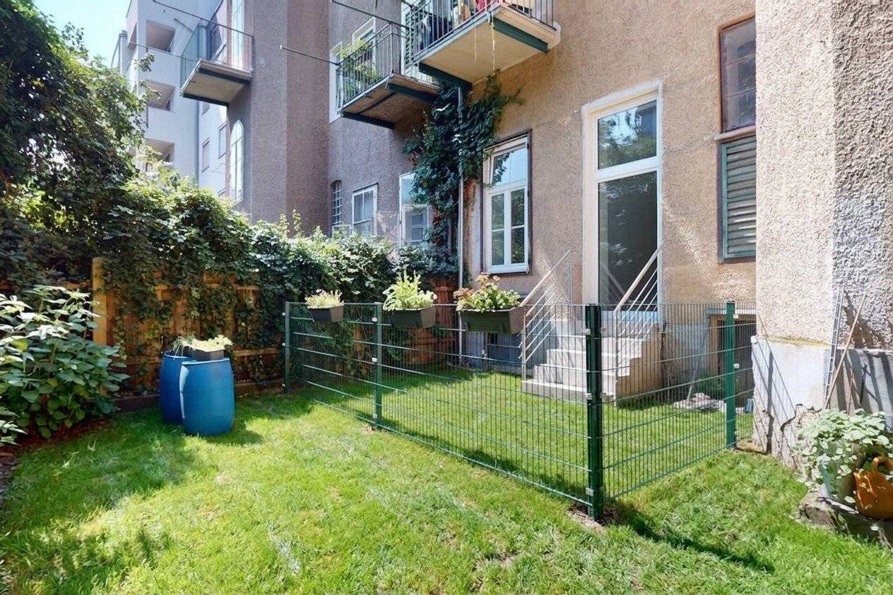 Freshly renovated and well located: Light-flooded 2-room garden apartment near the Augarten