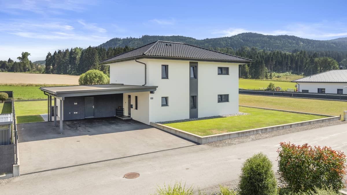 Neuwertige Familienwohnung mit großer überdachter Terrasse