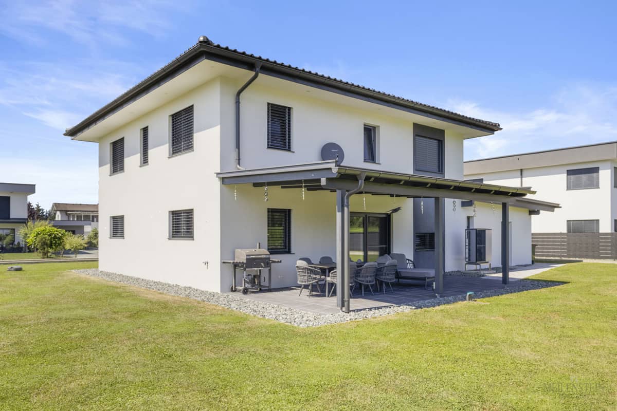 Neuwertige Familienwohnung mit großer überdachter Terrasse