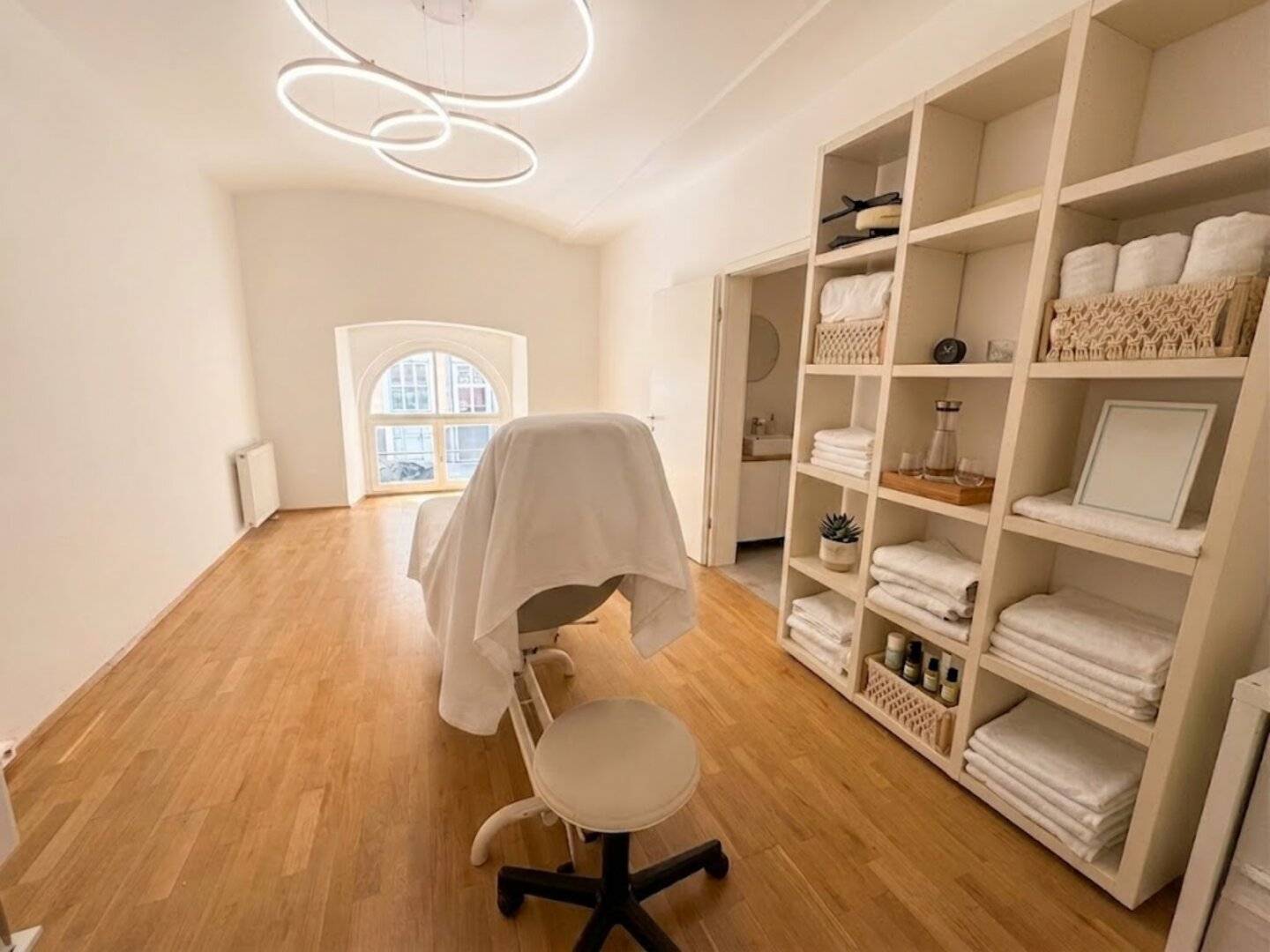 Beauty Salon Neutorgasse Near Stock Exchange