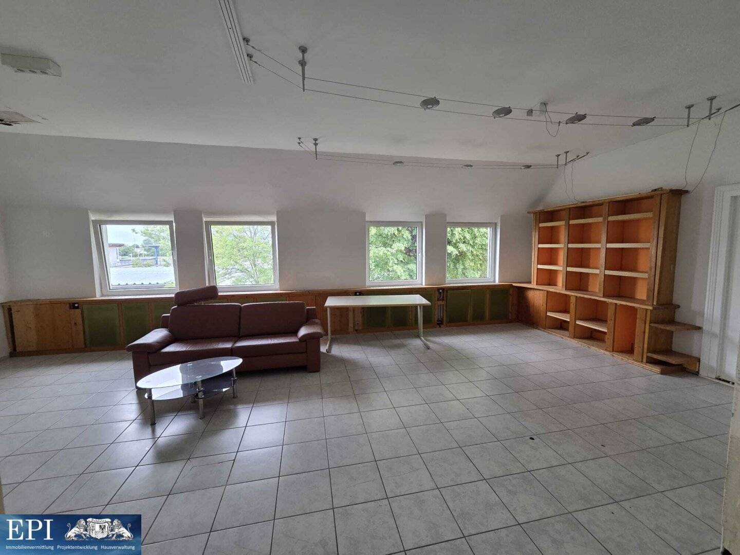 Commercial space Office with generous floor plan for rent