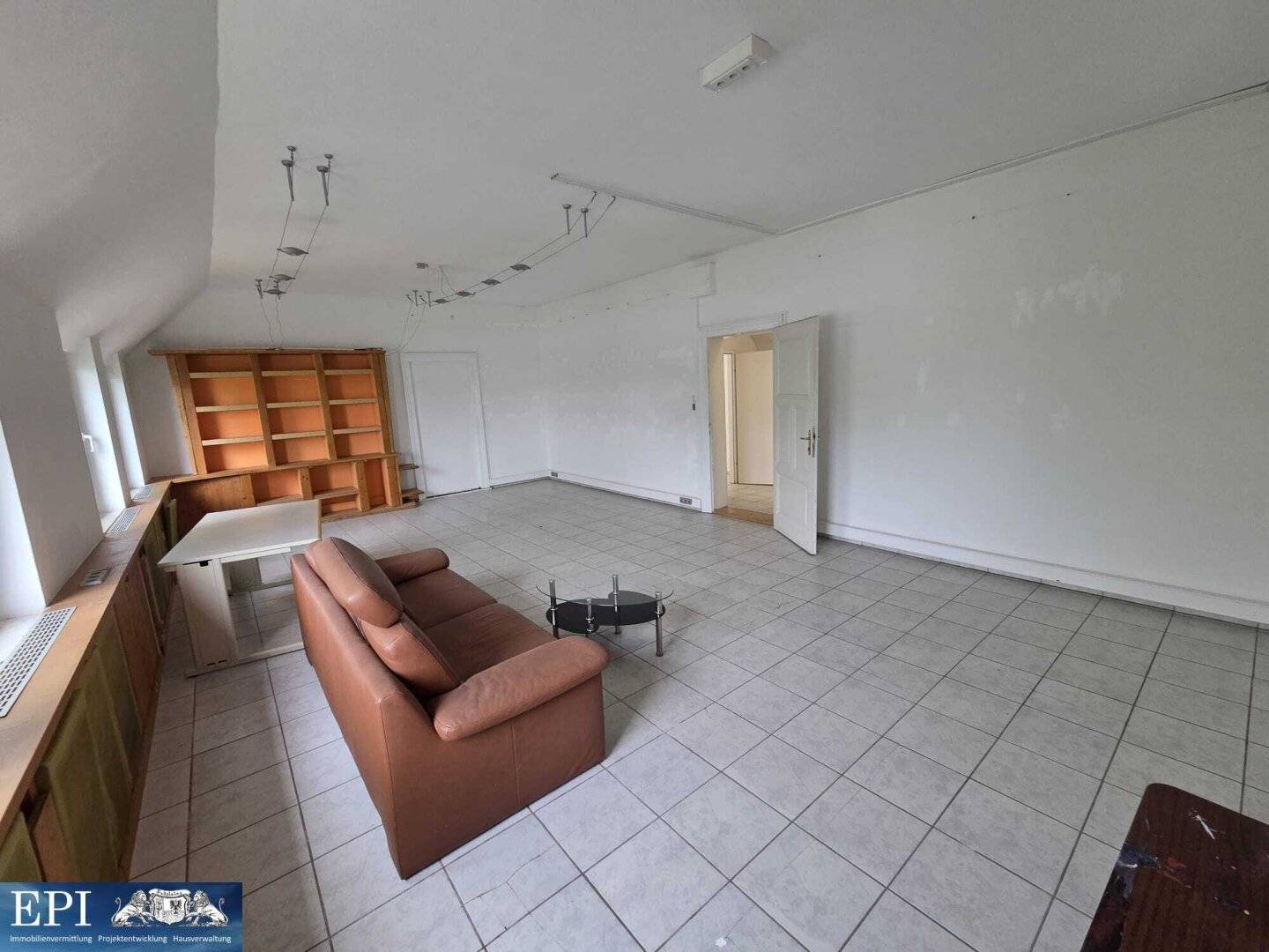 Commercial space Office with generous floor plan for rent