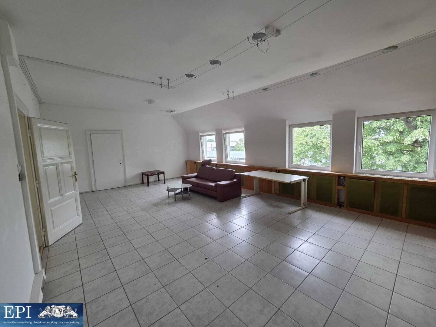 Commercial space Office with generous floor plan for rent