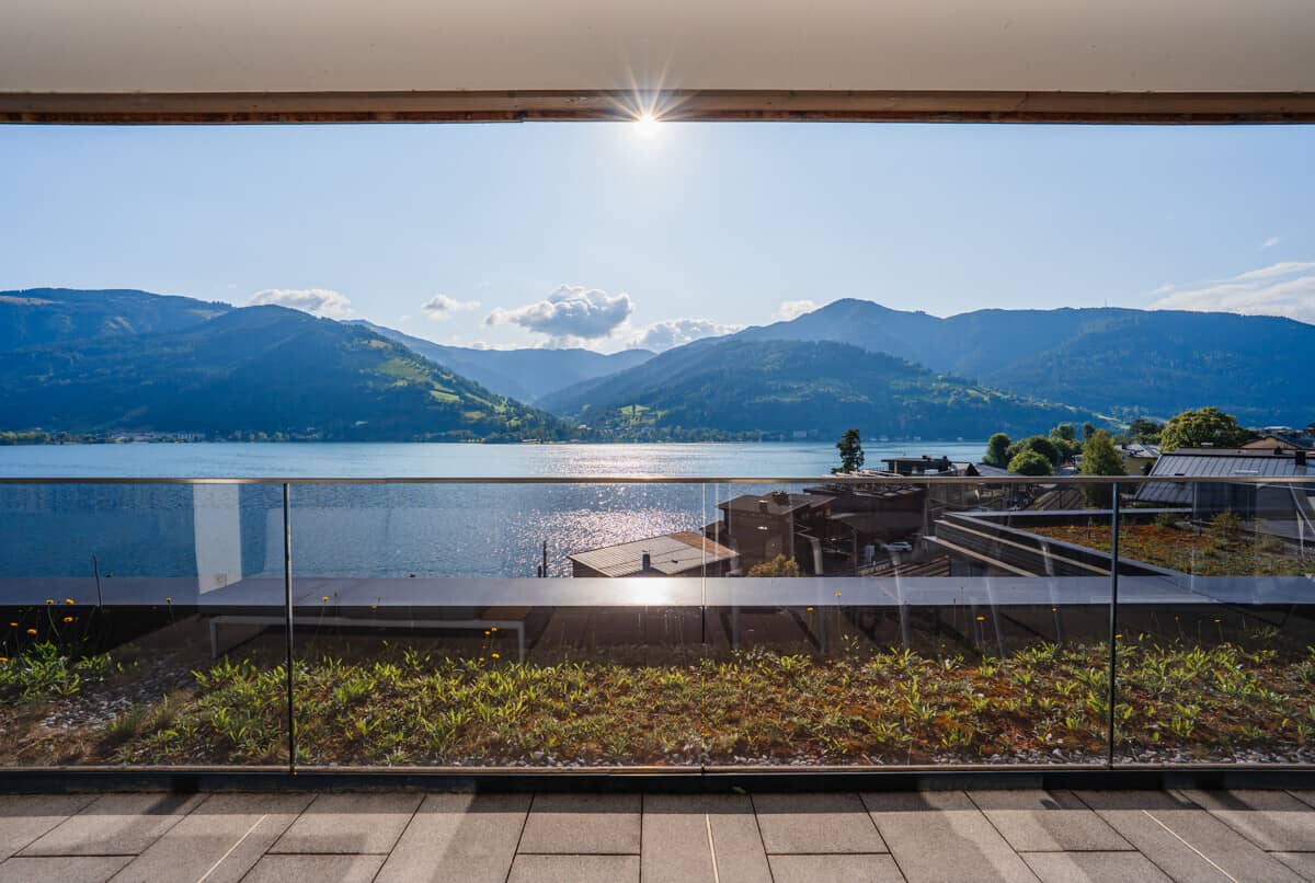 Penthouse with lake view and spacious terraces