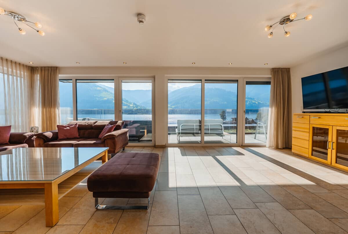 Penthouse with lake view and spacious terraces