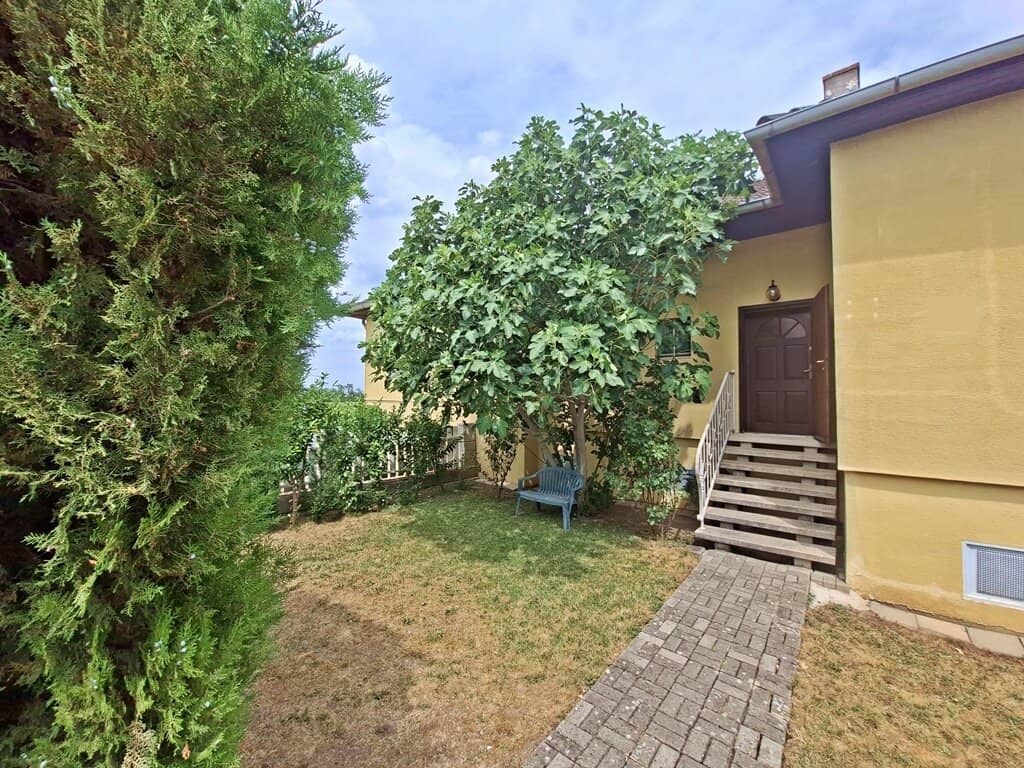 Interesting family bungalow (3-5 rooms plus cellar) with large sunny garden - Anninger view - Wonderful quiet location in the wine village Tattendorf Baden near Vienna
