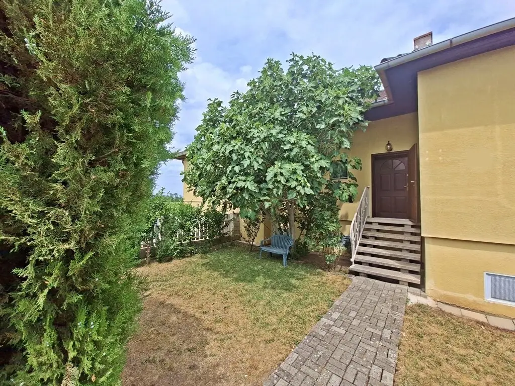 Interesting family bungalow (3-5 rooms plus cellar) with large sunny garden - Anninger view - Wonderful quiet location in the wine village Tattendorf Baden near Vienna