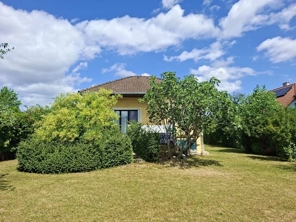 Interesting family bungalow (3-5 rooms plus cellar) with large sunny garden - Anninger view - Wonderful quiet location in the wine village Tattendorf Baden near Vienna