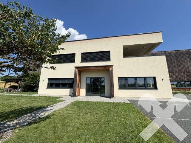 Repräsentative Gewerbeliegenschaft mit Halle Wohnung