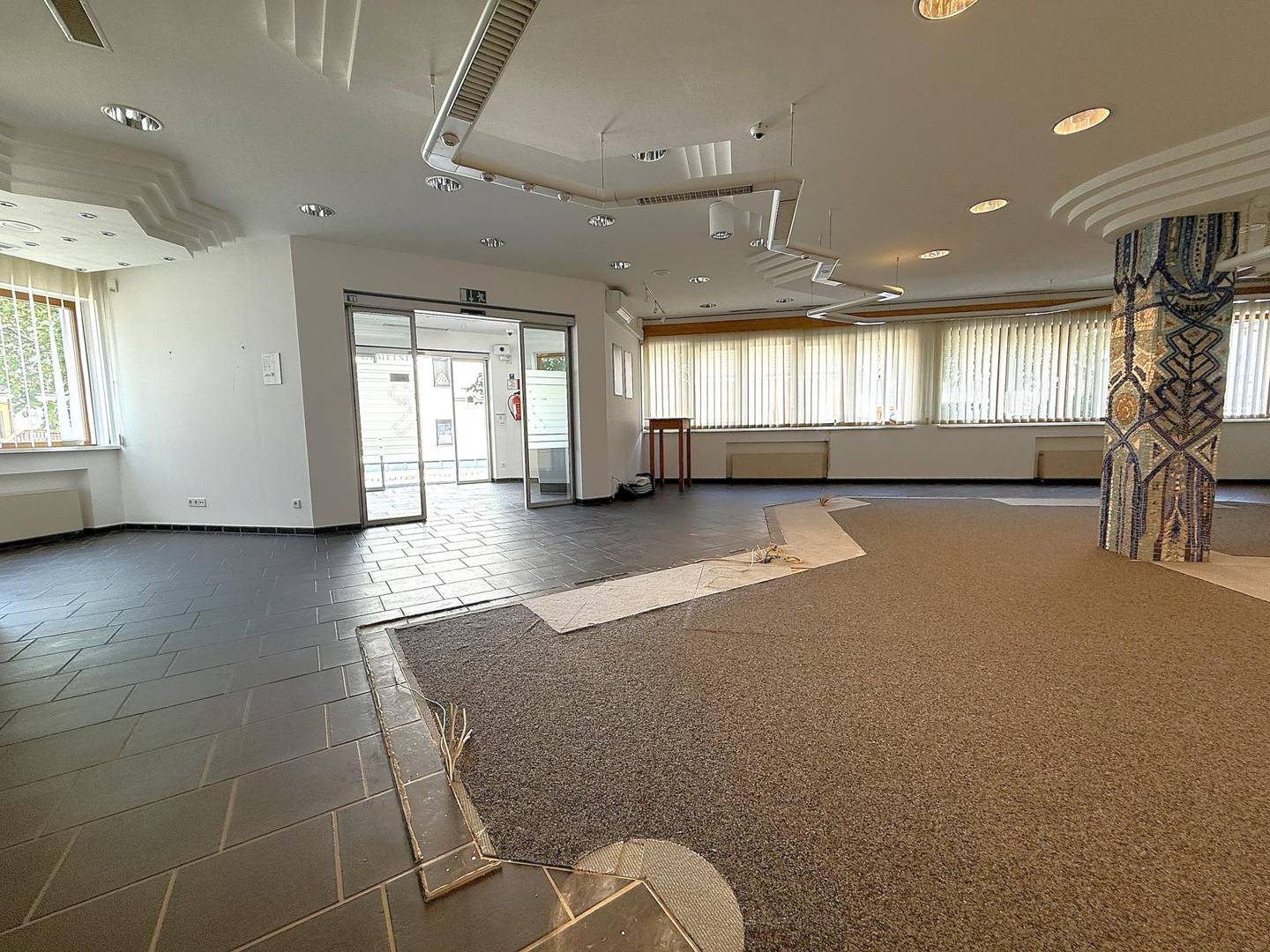 Ground floor apartment centrally located with underground parking