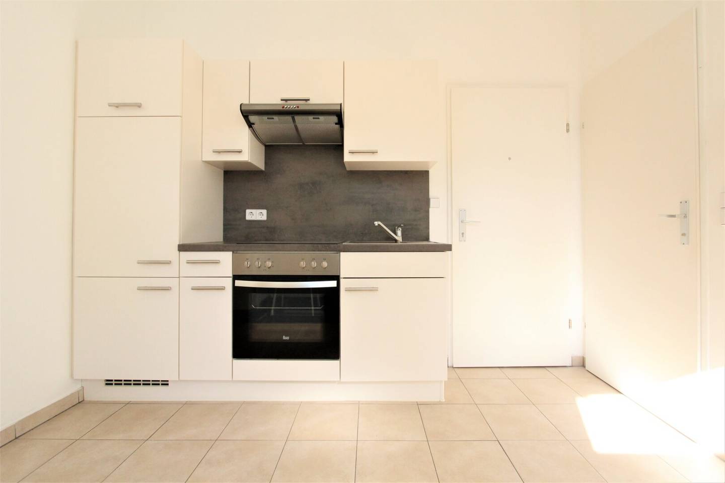 Sun-filled, quiet 1-room apartment Short-term rental