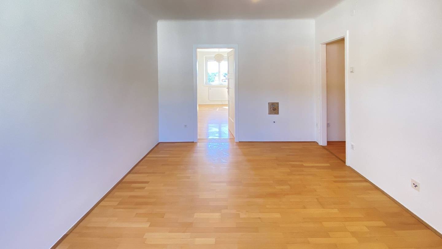 Partially renovated 2-room apartment in Krems with fitted kitchen and electric heating around 599€!