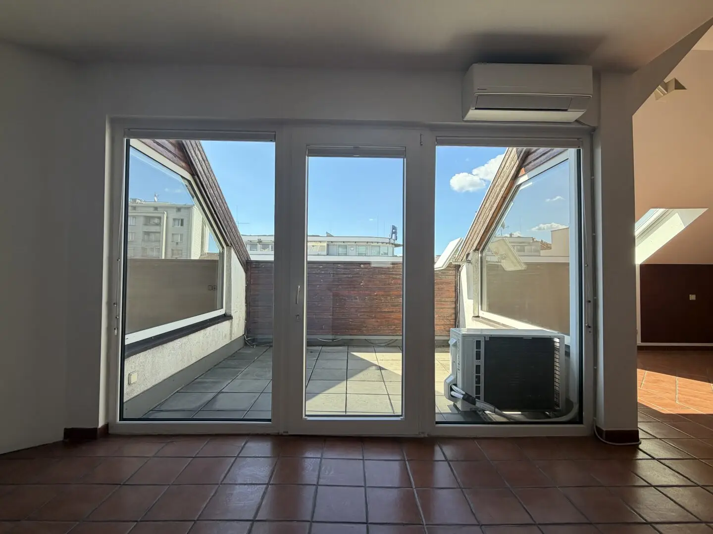 Affordable, central top-floor dream with lots of space, fireplace, sauna and south terrace