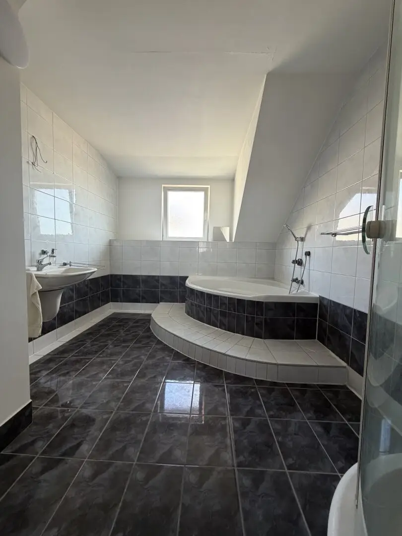 Affordable, central top-floor dream with lots of space, fireplace, sauna and south terrace