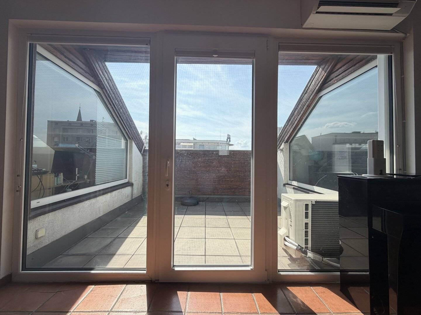 Affordable, central top-floor dream with lots of space, fireplace, sauna and south terrace