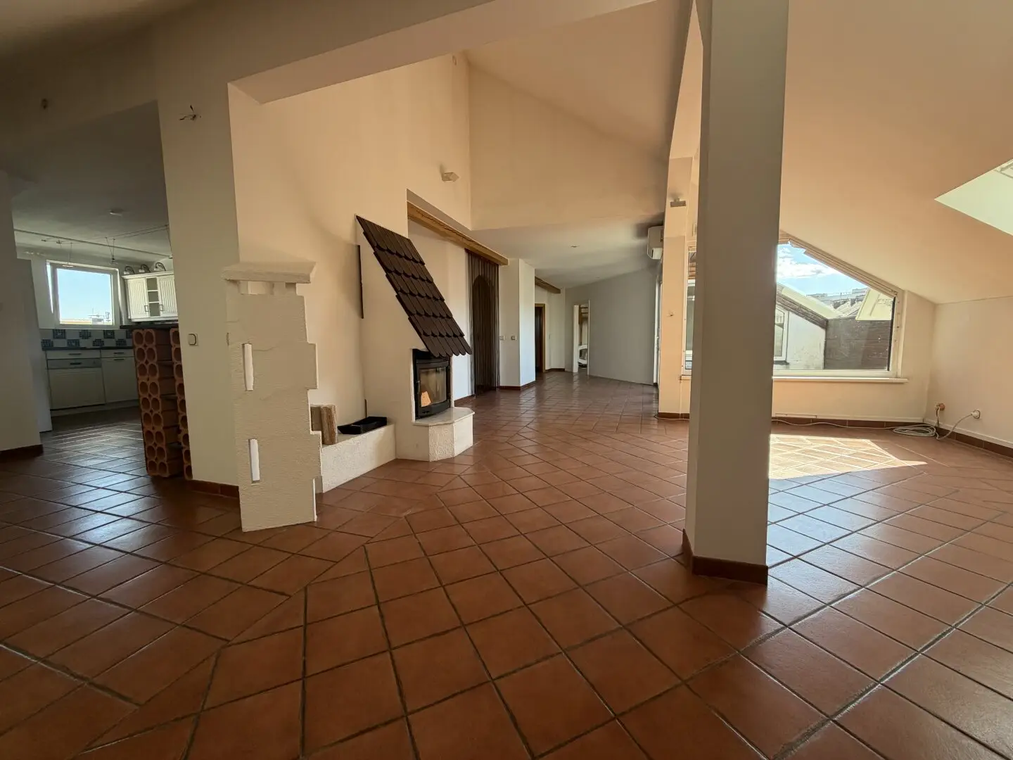 Affordable, central top-floor dream with lots of space, fireplace, sauna and south terrace