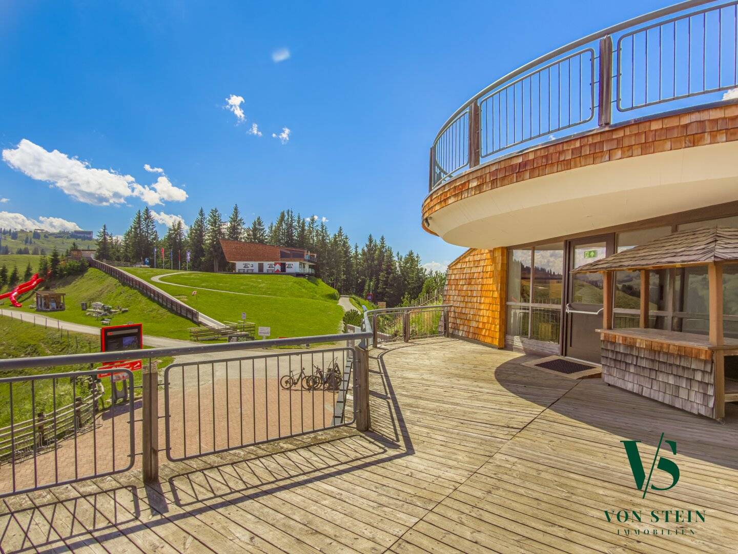 Exclusive promotion and brand space directly at the mountain station Hochkitzbühel/Hahnenkammbahn (Streif race track)