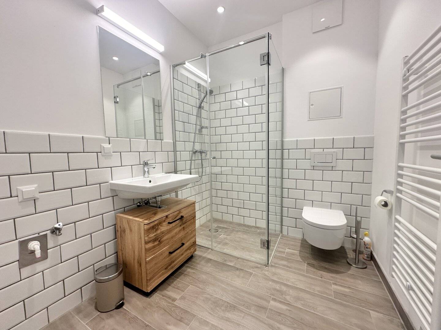 AVAILABLE IMMEDIATELY! Great 1.5 room apartment + balcony! Top location - very close to Hauptbahnhof &amp; Belvedere! Subway nearby!