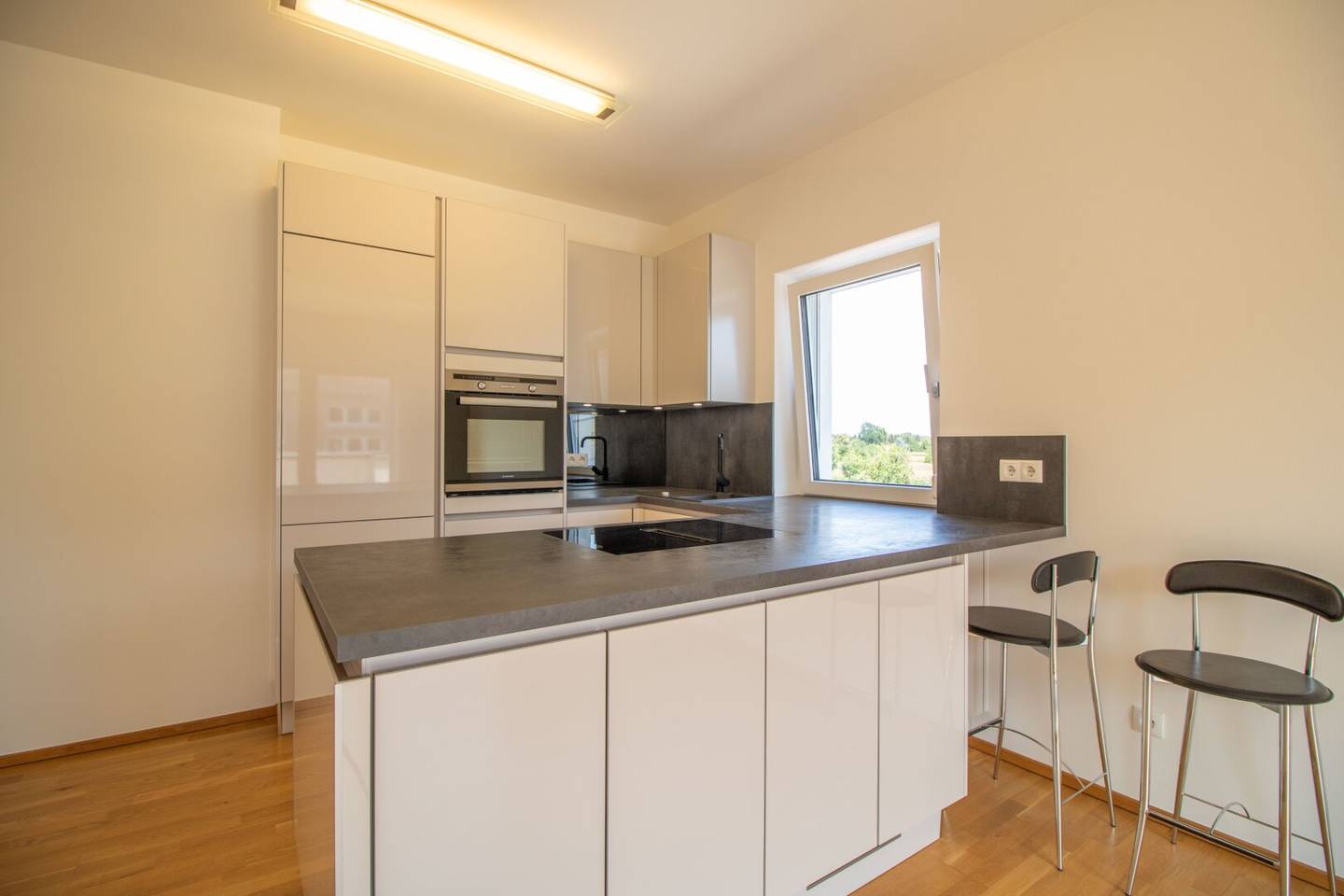 Leibnitz! Penthouse-Feeling – Dachgeschosswohnung mit Südbalkon, Lift &amp; 2 überdachten Stellplätzen