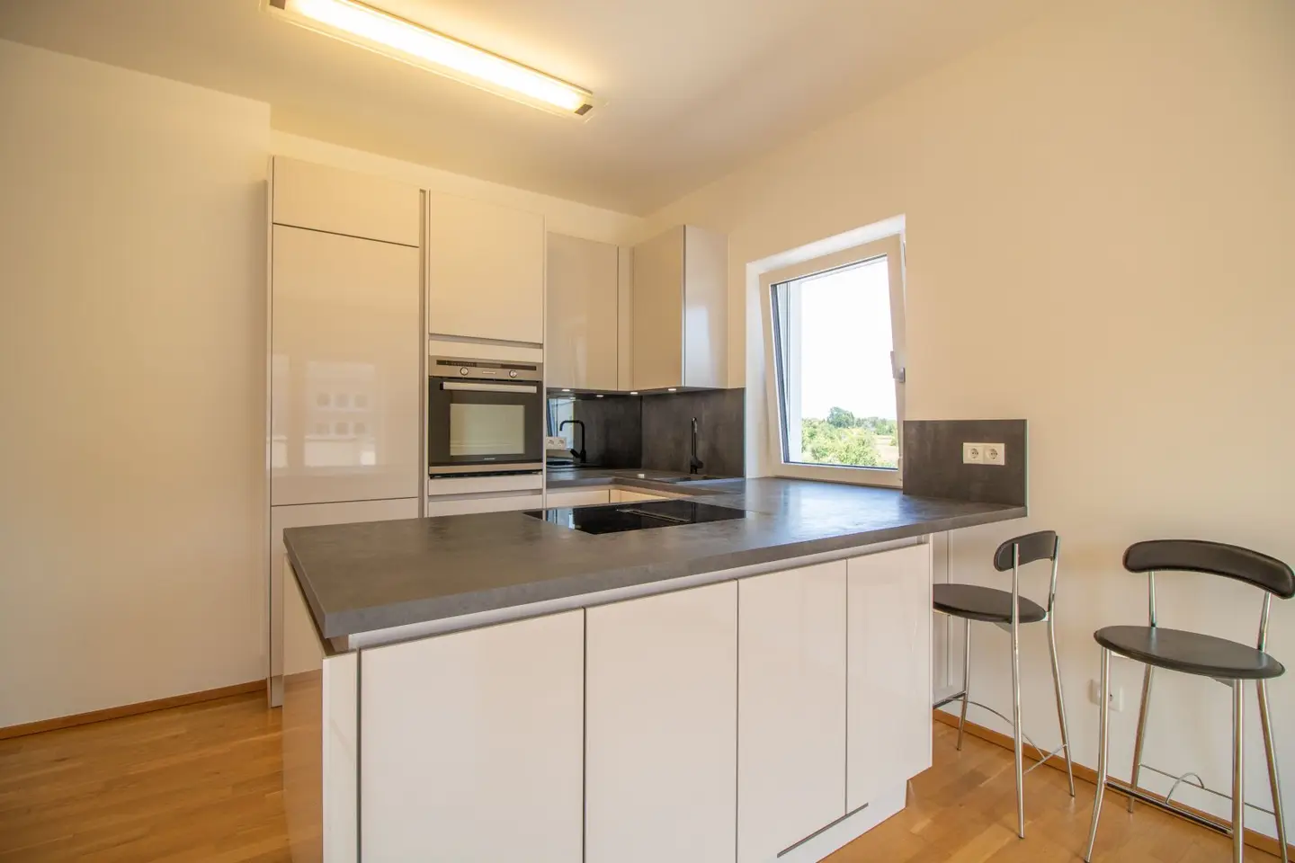 Leibnitz! Penthouse-Feeling – Dachgeschosswohnung mit Südbalkon, Lift & 2 überdachten Stellplätzen