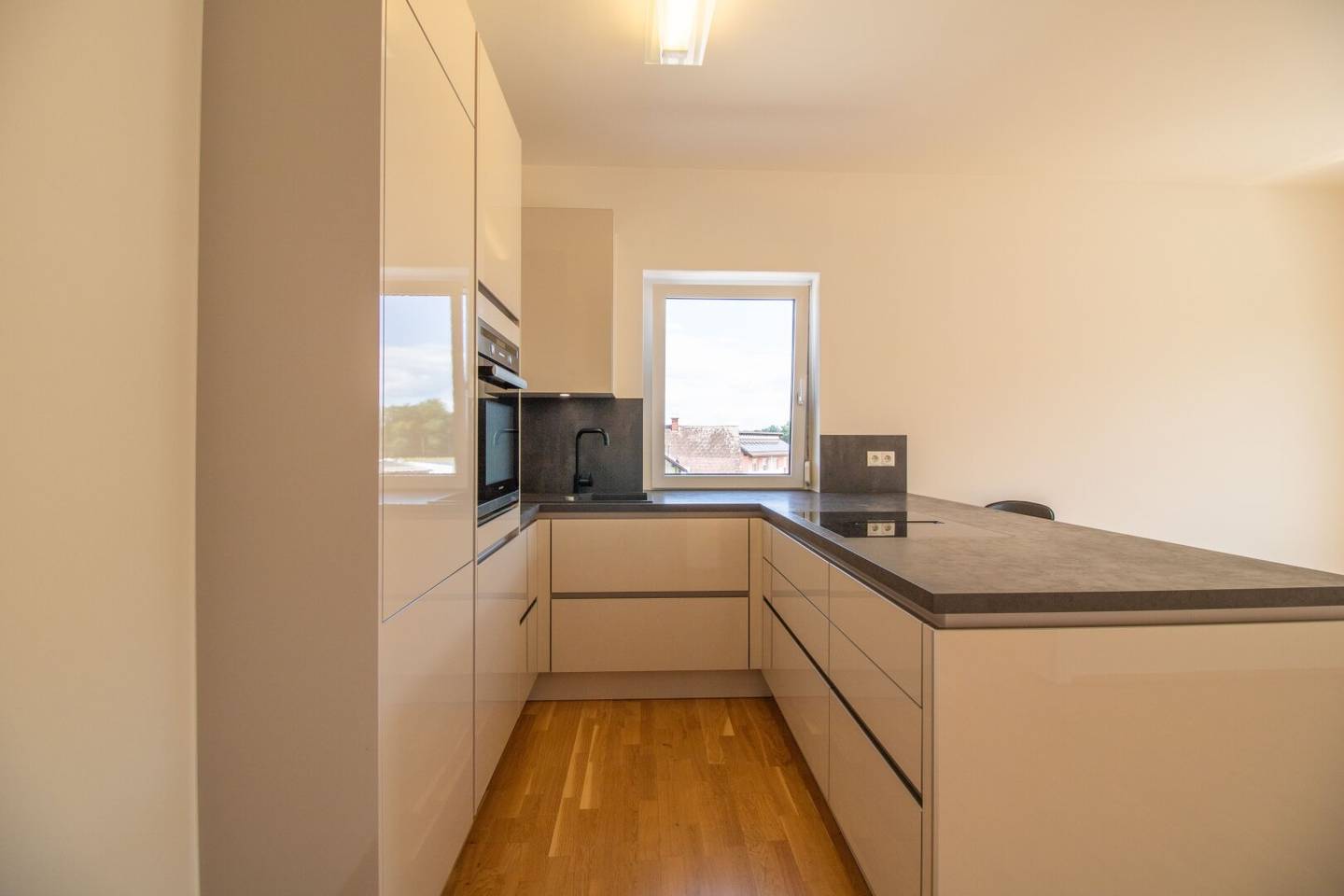 Leibnitz! Penthouse-Feeling – Dachgeschosswohnung mit Südbalkon, Lift &amp; 2 überdachten Stellplätzen