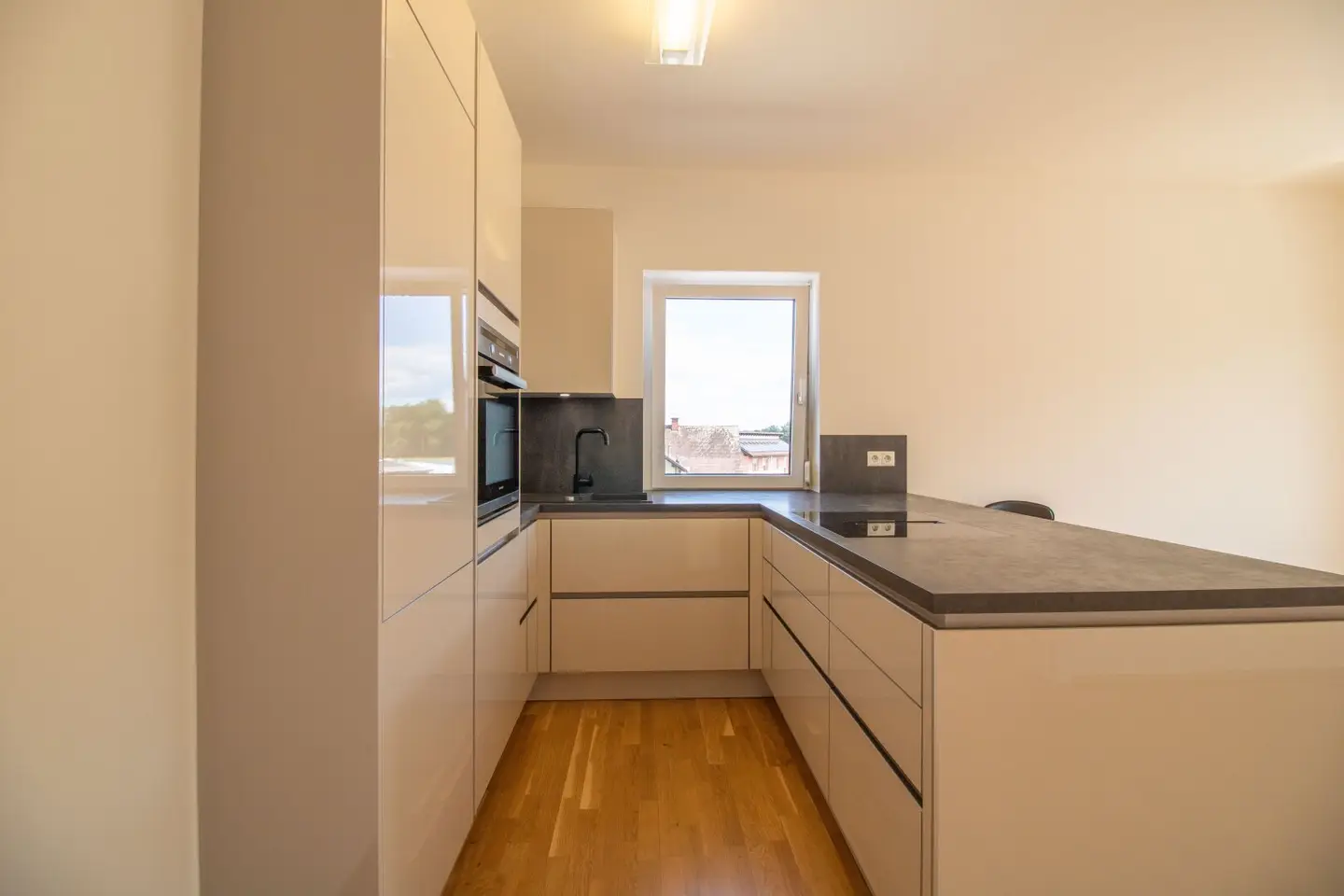 Leibnitz! Penthouse-Feeling – Dachgeschosswohnung mit Südbalkon, Lift & 2 überdachten Stellplätzen