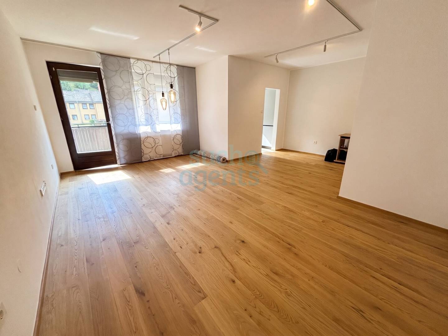 Neuwertige Wohnung mit Südbalkon und Tiefgarage