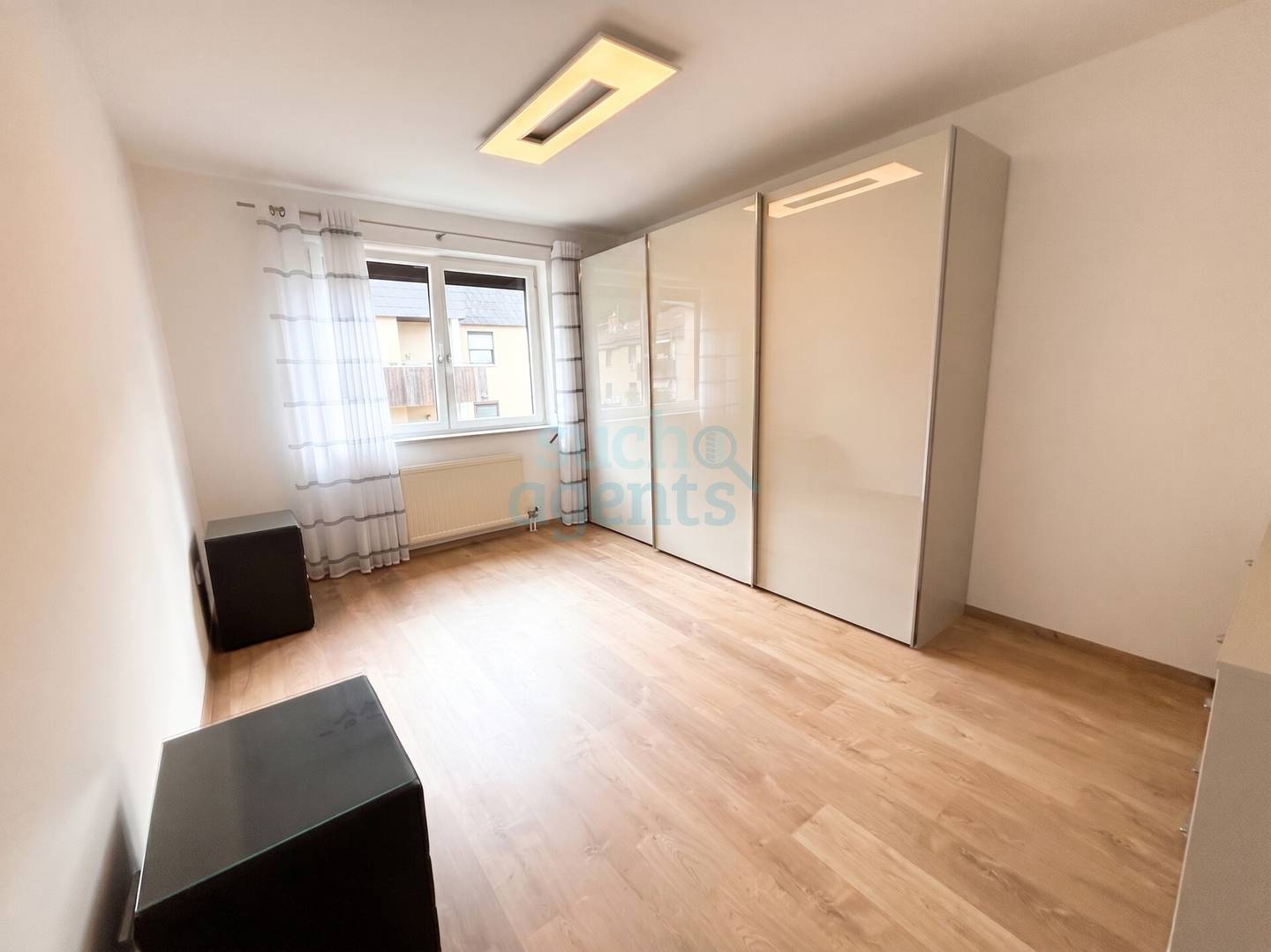 Neuwertige Wohnung mit Südbalkon und Tiefgarage
