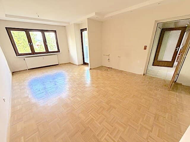 COMMISSION-FREE FROM THE OWNER! UNRENOVATED 3-ROOM APARTMENT WITH LOGGIA NEAR OBERE ALTE DONAU!