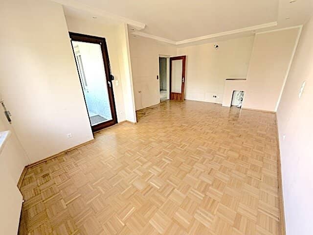 COMMISSION-FREE FROM THE OWNER! UNRENOVATED 3-ROOM APARTMENT WITH LOGGIA NEAR OBERE ALTE DONAU!