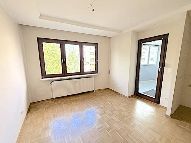 COMMISSION-FREE FROM THE OWNER! UNRENOVATED 3-ROOM APARTMENT WITH LOGGIA NEAR OBERE ALTE DONAU!