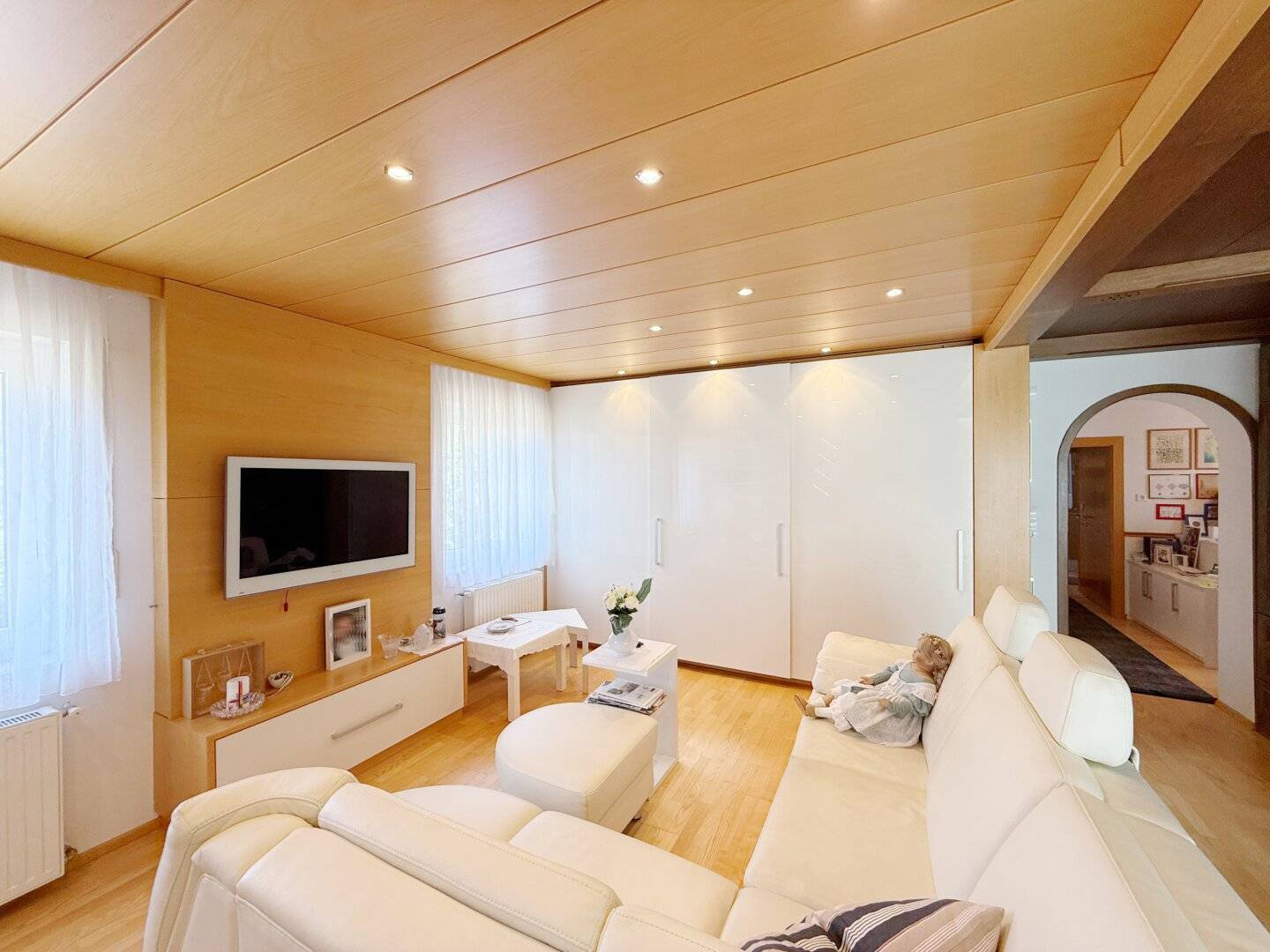 Very well maintained two-family house - your ideal home for multigenerational living