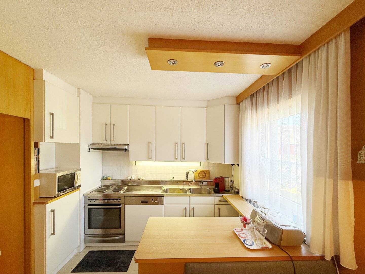 Very well maintained two-family house - your ideal home for multigenerational living