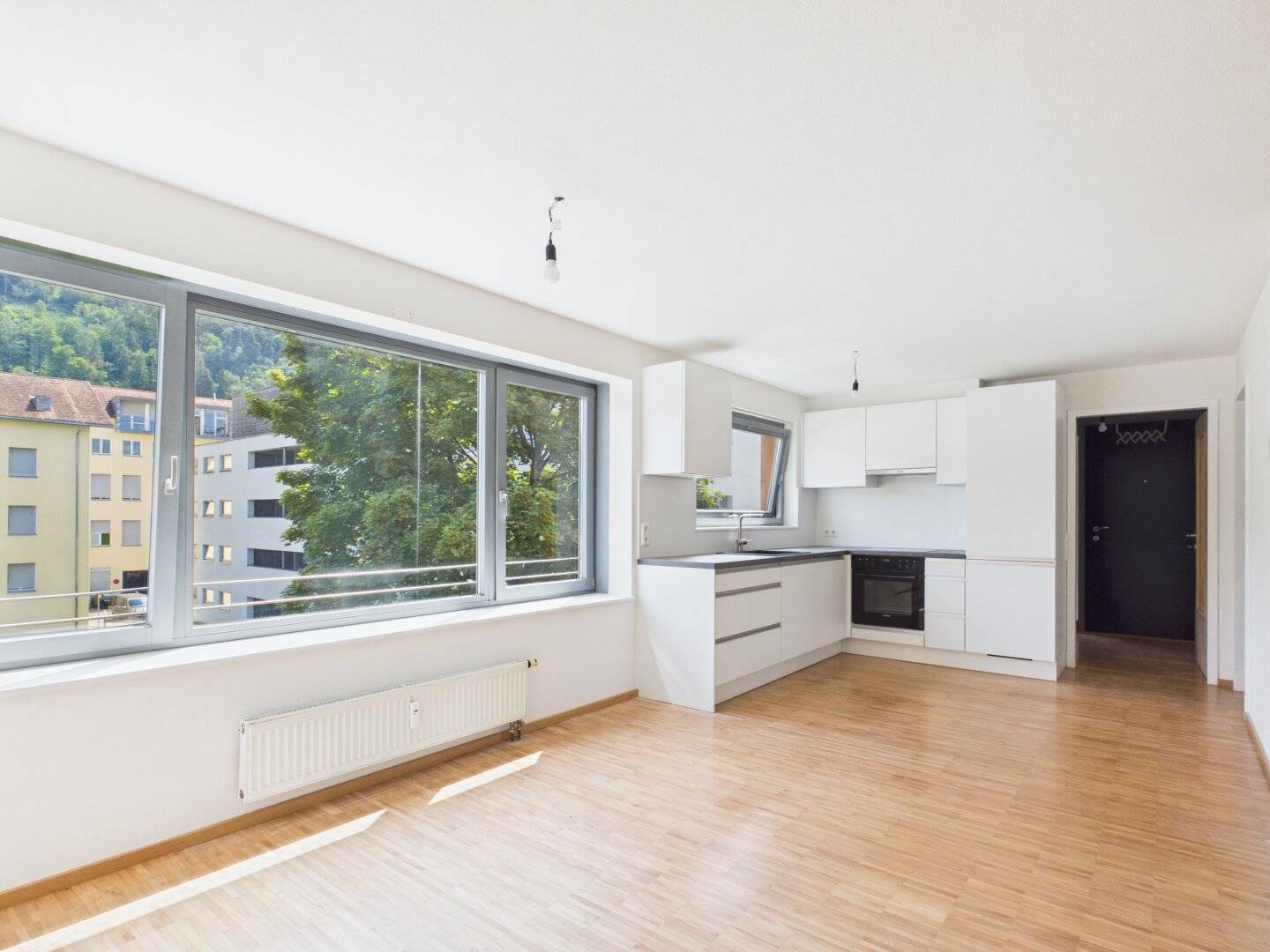 Renovated 3-room corner apartment with west-facing terrace – quiet location with excellent infrastructure