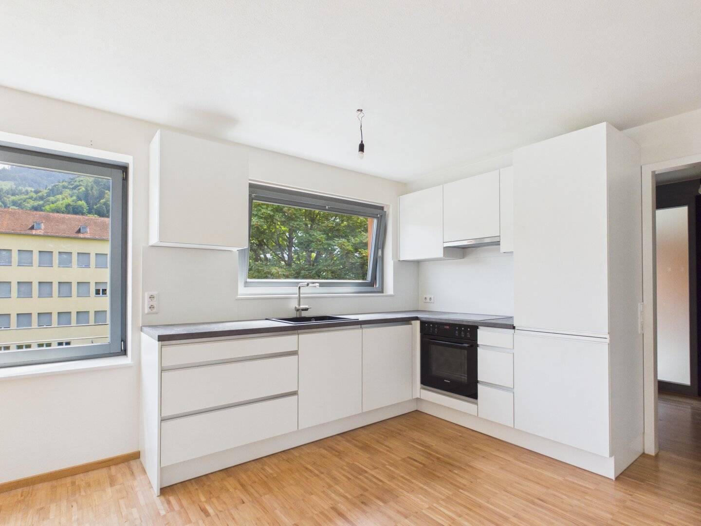 Renovated 3-room corner apartment with west-facing terrace – quiet location with excellent infrastructure