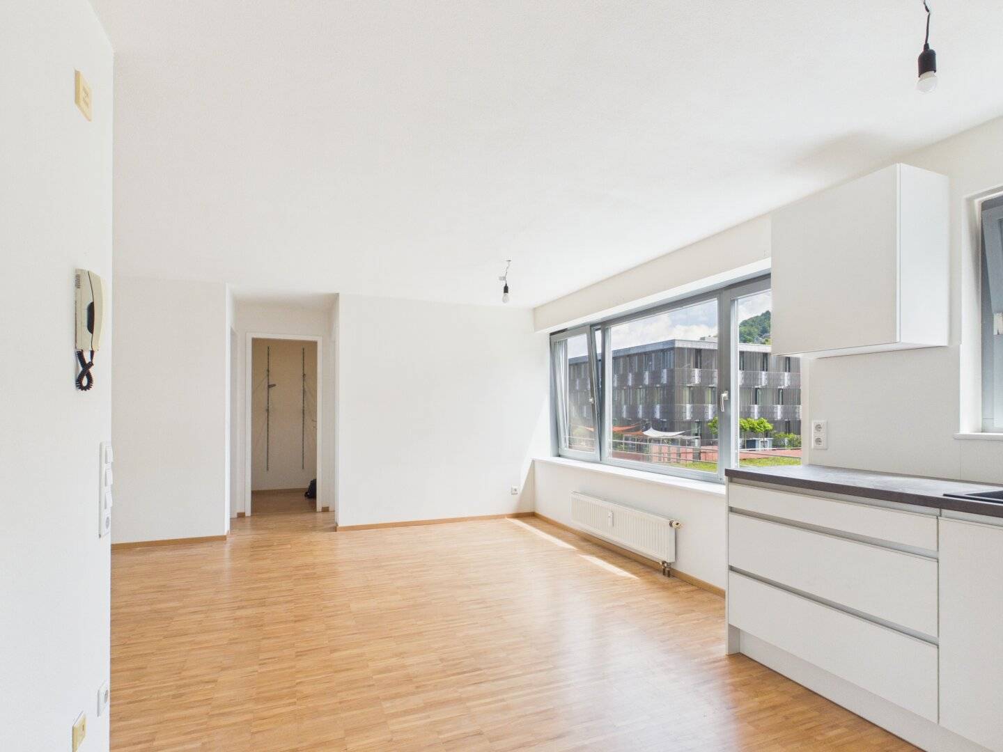 Renovated 3-room corner apartment with west-facing terrace – quiet location with excellent infrastructure
