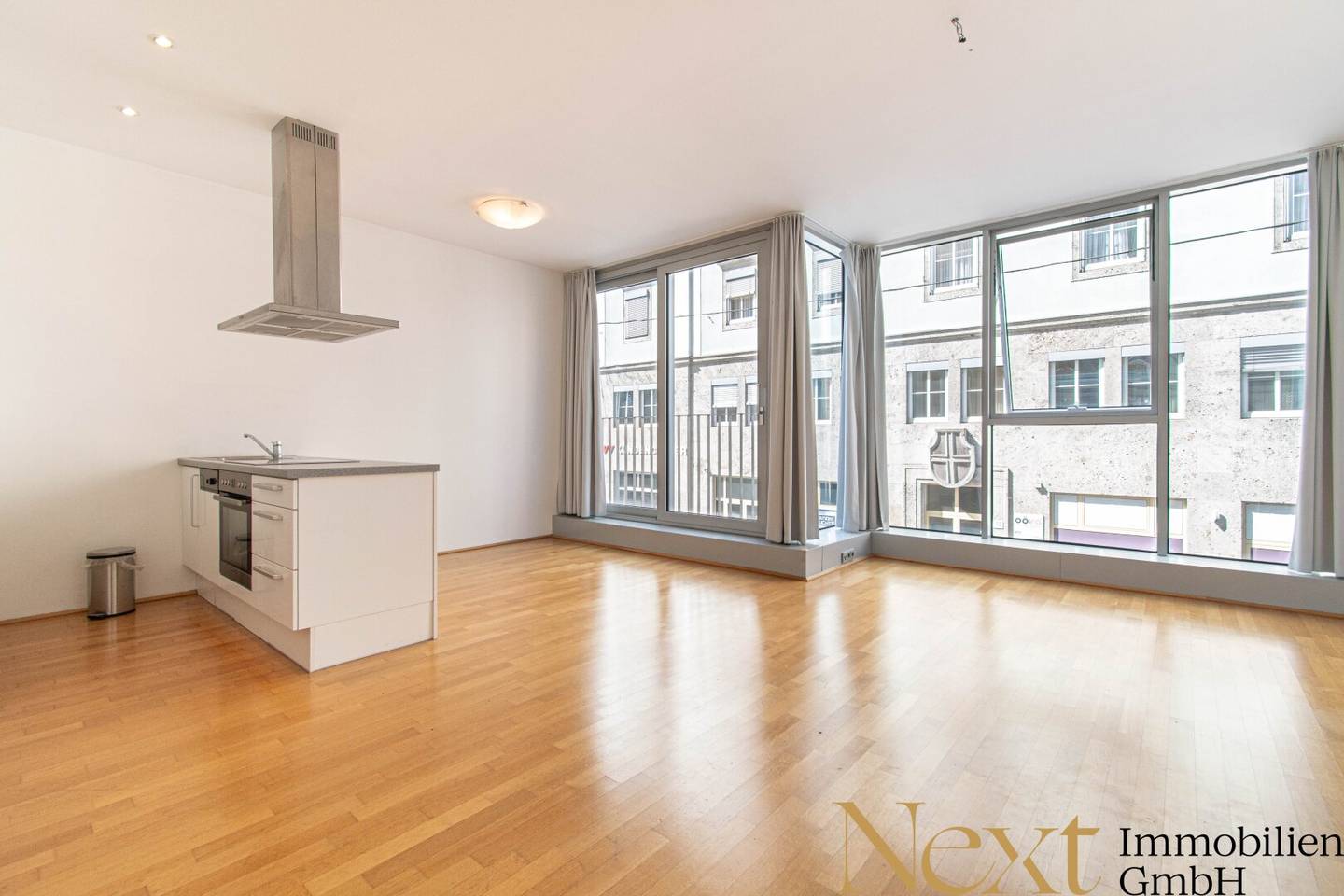Light-filled 2-room loft apartment with high-quality fitted kitchen in Linz city centre for rent