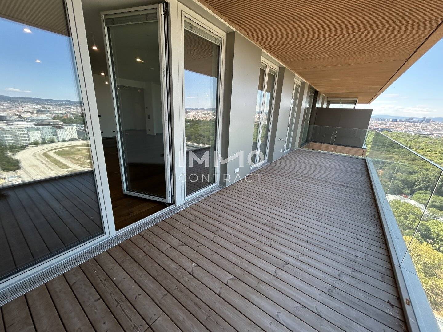 Exclusive 2-room penthouse apartment with balcony &amp; dream view in 1020 Vienna – Infinity Pool + Concierge + Fitness etc. available