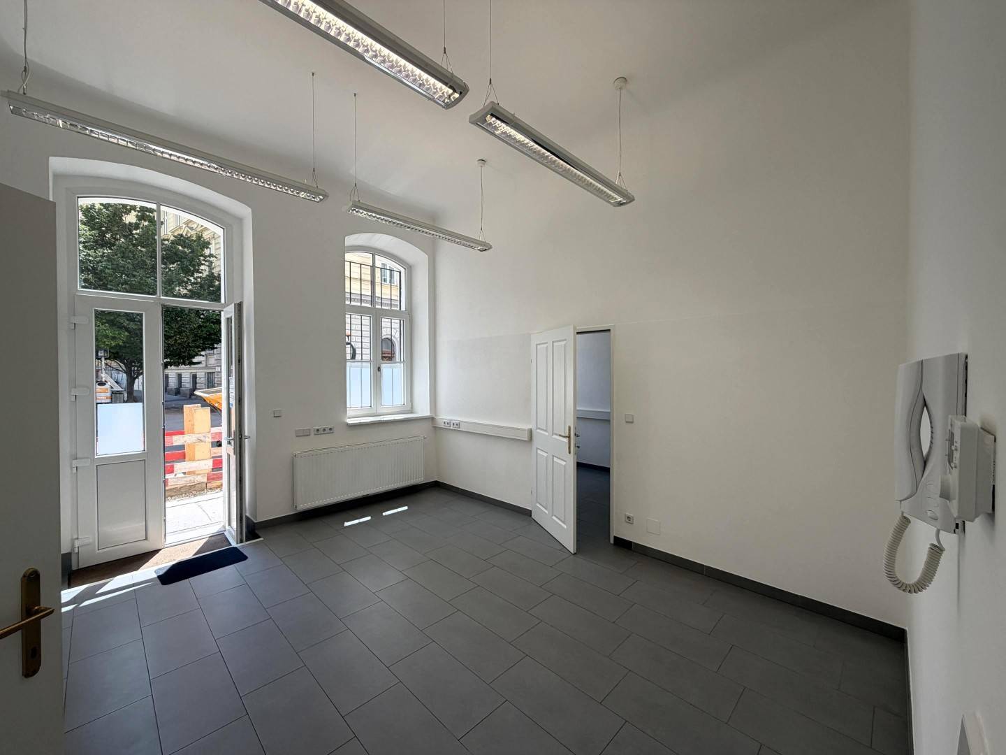 Neu sanierte Erdgeschosswohnung mit Straßenzugang