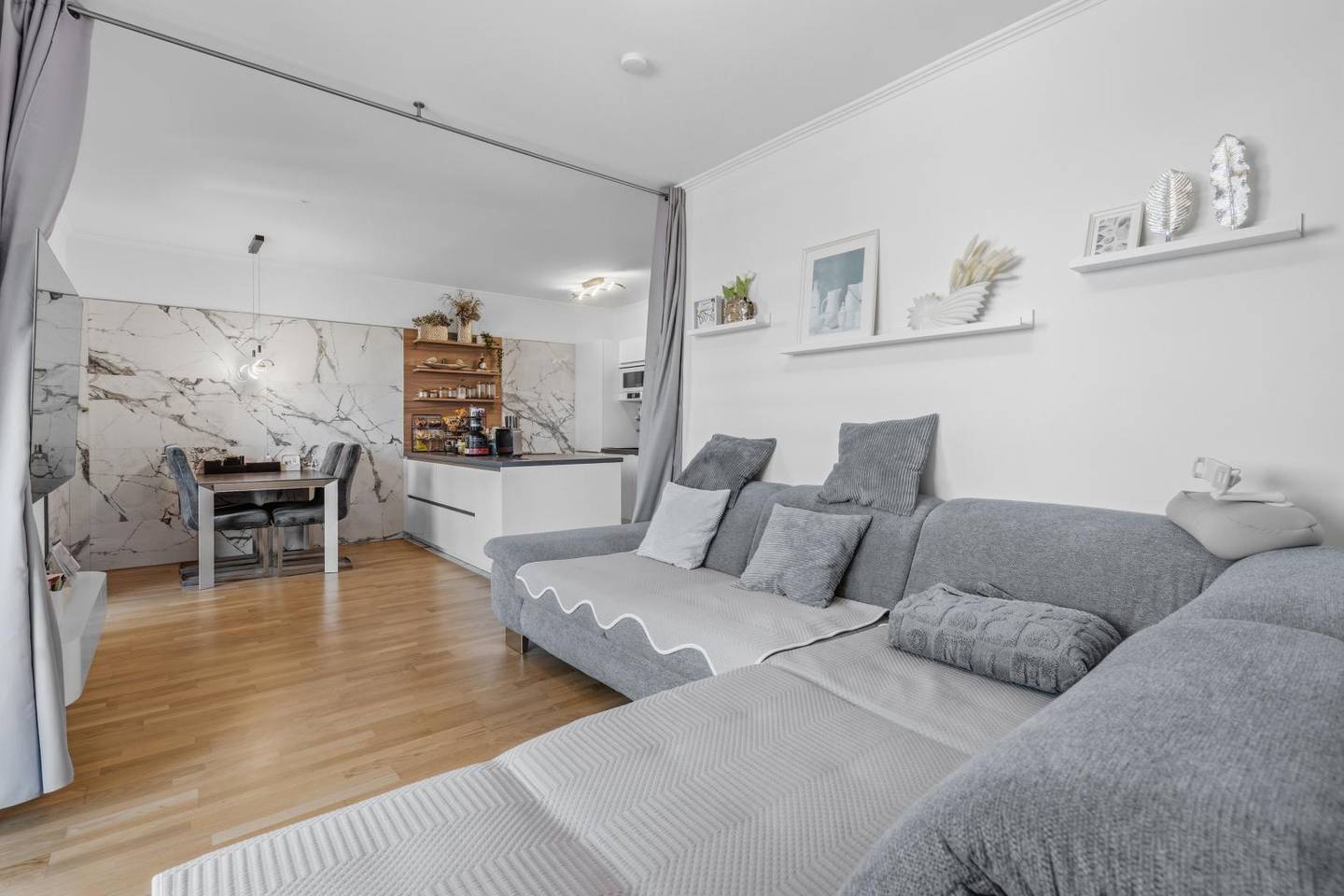 Lichtdurchflutete Wohnung mit Balkon und Stellplatz