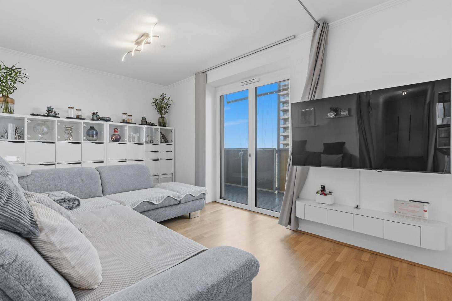 Lichtdurchflutete Wohnung mit Balkon und Stellplatz