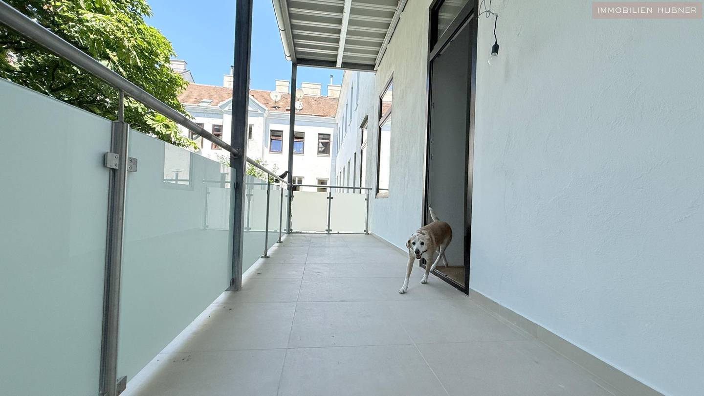 Helle Altbauwohnung mit Balkon und Innenhoflage